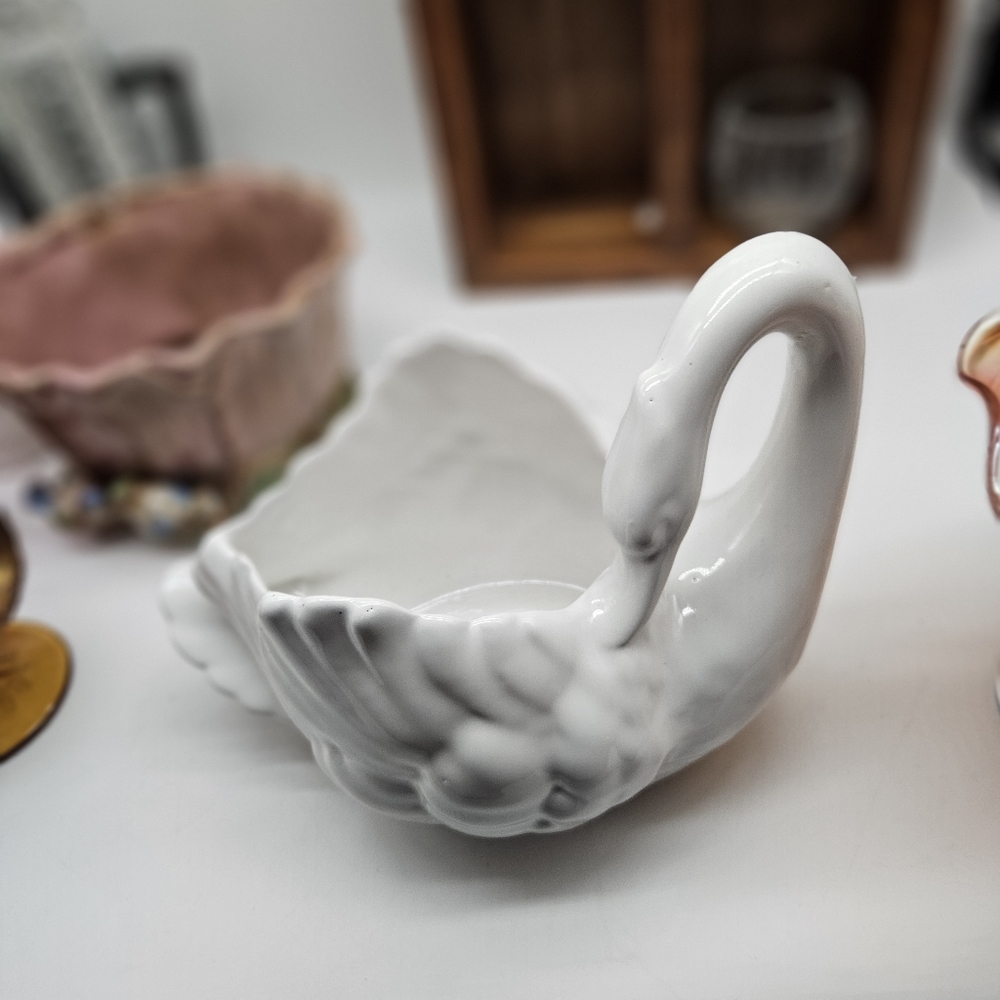 White swan planter